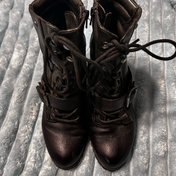 Stylish Black Leather Women's Boots - Picture 1 of 3